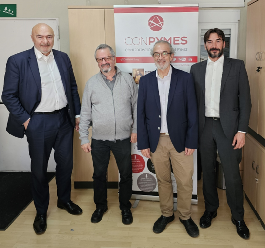De izquierda a derecha, José María Torres (presidente de CONPYMES), José Luis Pinotti (presidente de ASVEM), Pedro Rodriguez (gerencia de ASVEM); y José Manuel de Pablos (director de CONPYMES)